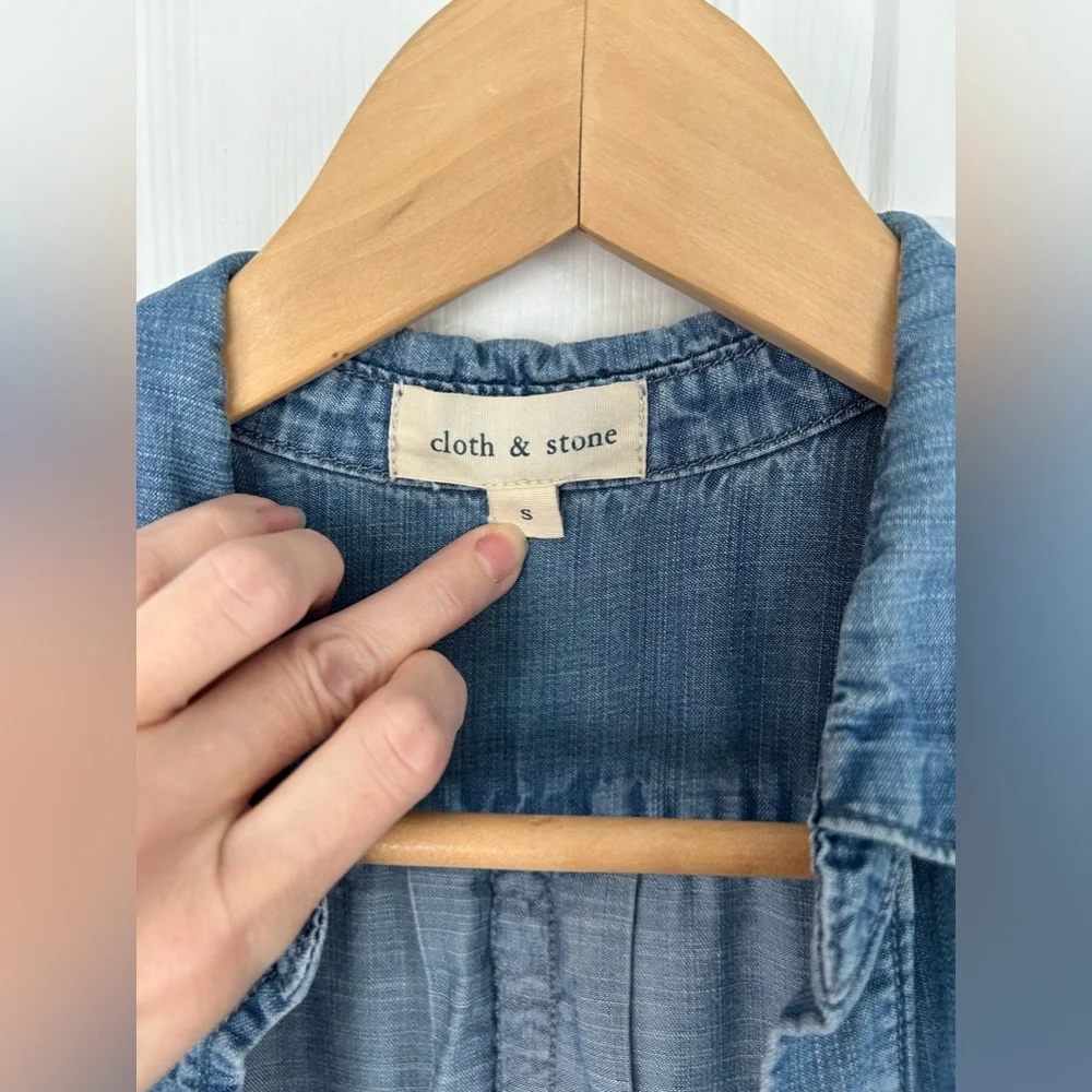 Cloth and Stone collared button up lightweight denim colored shirt size small - Picture 5 of 8
